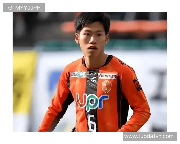 足球明星陪儿子打球温馨瞬间尽显父子情深的动人画面 足球明星陪儿子打球温馨瞬间尽显父子情深的动人画面