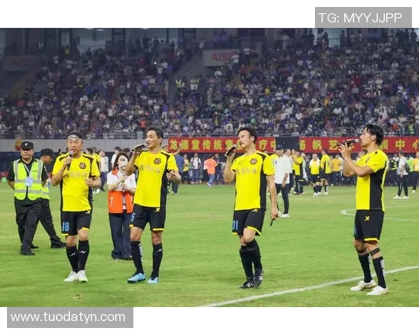 足球明星齐聚一堂拍摄集体照展现团队精神与友谊的瞬间 足球明星齐聚一堂拍摄集体照展现团队精神与友谊的瞬间