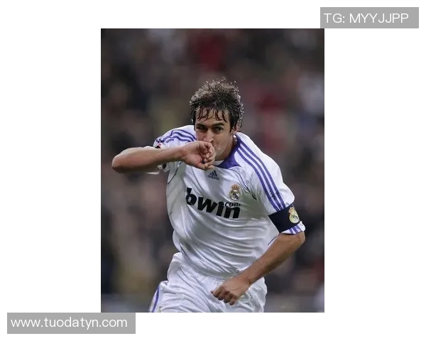 足球明星高清封面图文大赏尽览足坛巨星风采与精彩瞬间 足球明星高清封面图文大赏尽览足坛巨星风采与精彩瞬间