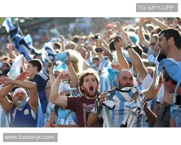 万人追逐足球明星的热潮背后揭示的运动魅力与偶像崇拜现象 万人追逐足球明星的热潮背后揭示的运动魅力与偶像崇拜现象