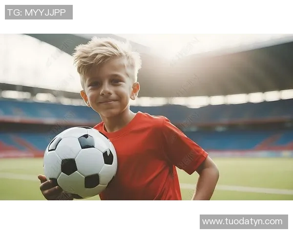 足球明星展现自信的瞬间与背后的努力故事