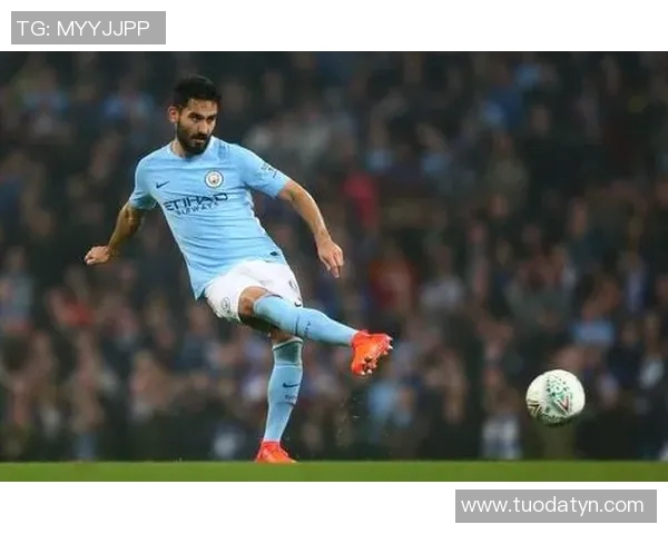 京多安领衔新赛季挑战,展现中场统治力与球队新篇章的期待 京多安领衔新赛季挑战,展现中场统治力与球队新篇章的期待