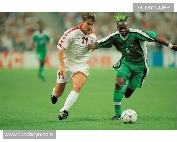 世界杯足球明星发型大赏探索运动场上的时尚风潮与个性魅力